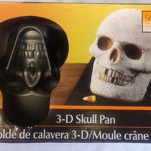 Wilton Hallowen 3D Skull Pan